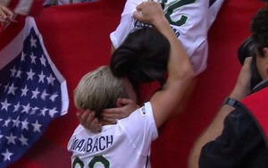 ĐẶC BIỆT: Nữ tuyển thủ Mỹ dành tặng nụ hôn chiến thắng cho... vợ